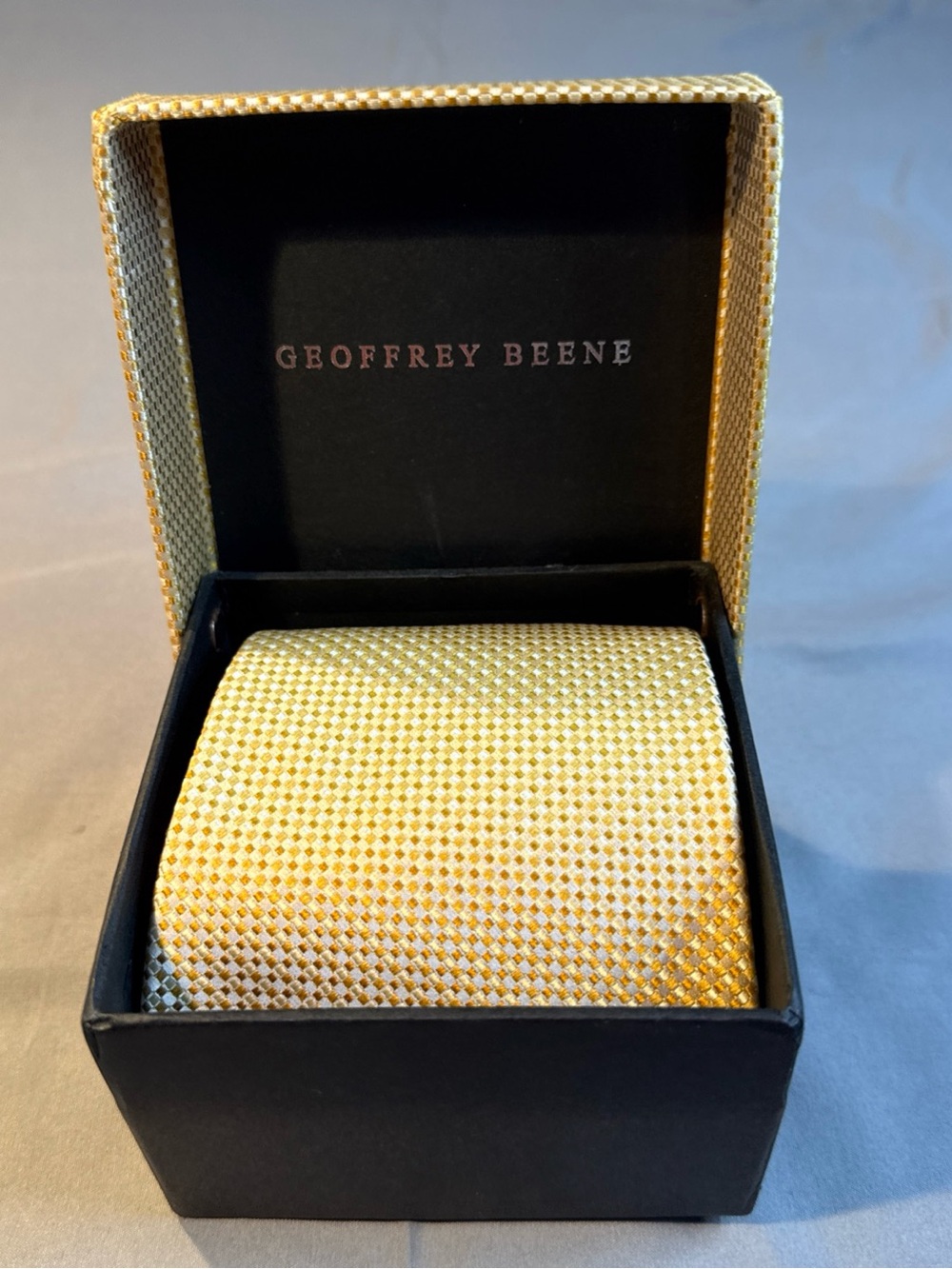 Geoffrey Beene Men's Gold and Cream Woven Tie